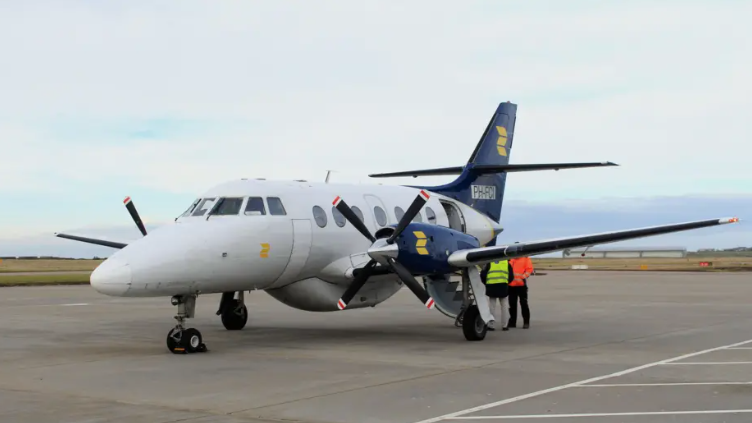 Itealan Air Charter Scotland air raon-laighe le dithis nan seasamh ri a thaobh