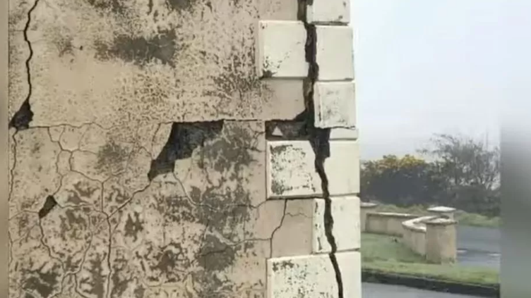 Large cracks in the brickwork of a house affected by mica