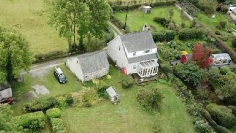 Yr adeilad y tu allan, cyn iddo gael ei ddatblygu