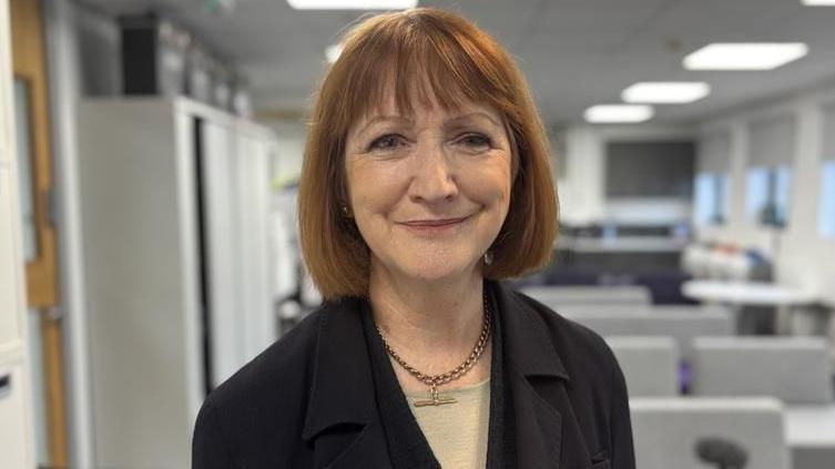 Llun o Marian Wyn Jones. Mae'n gwenu wrth edrych ar y camera. Mae'n gwisgo cot du gyda crys-t brown. Mae ganddi wallt coch.