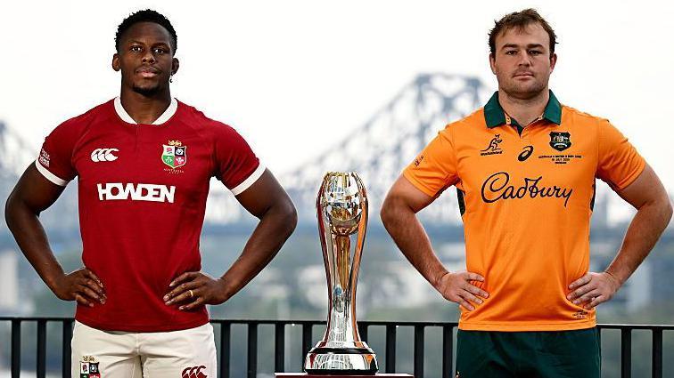 Captains Maro Itoje and Harry Wilson pose with the trophy
