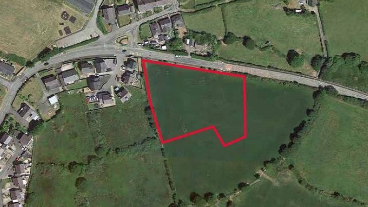 Llun aerial o'r cae lle mae'r cais i ddatblygu tai fforddiadwy yn Nhrefor