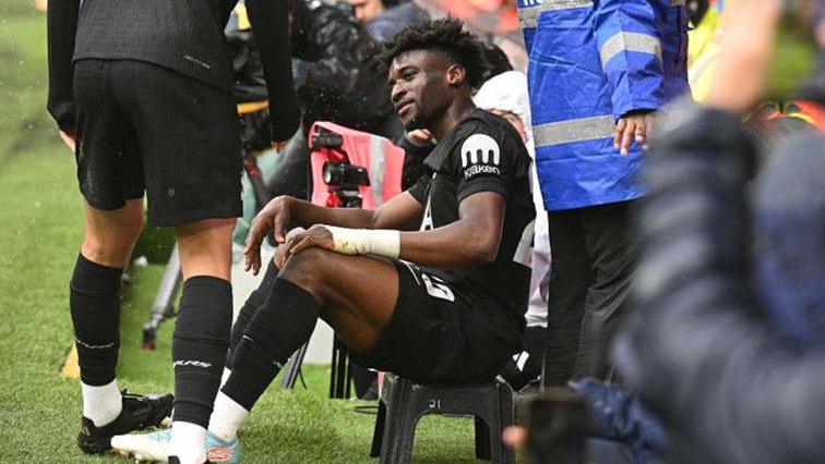 Mohammed Kudus celebrates by sitting on a stool