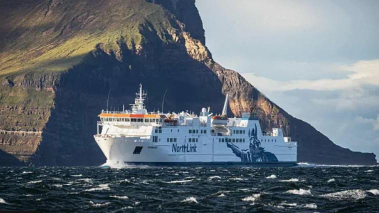 An MV Hamnavoe a' seòladh