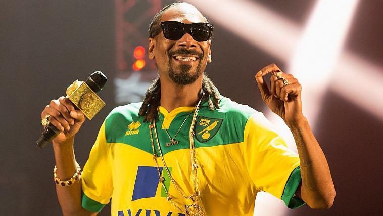 Snoop Dogg wearing a Norwich garment successful 2015