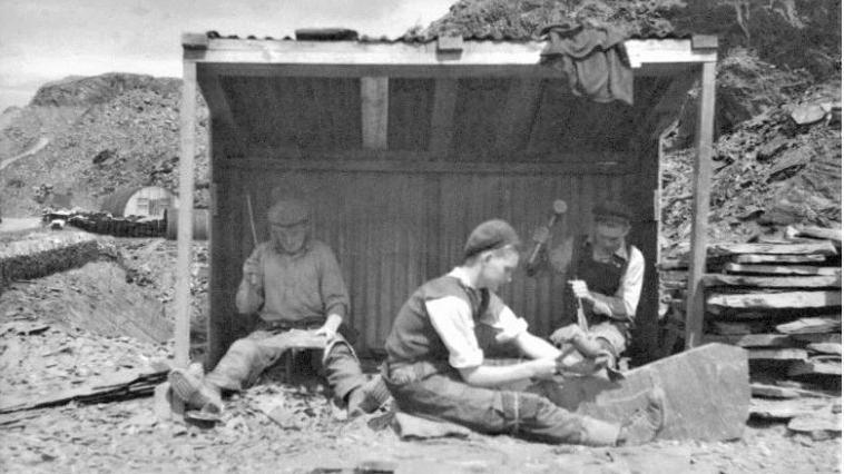 Seann luchd-obrach an sglèata an Eilean Luing