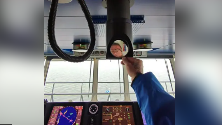 Scott Margerson sa sgàthan air taigh-cuibhle an MV Loch Seaforth agus speuclairean Meta air