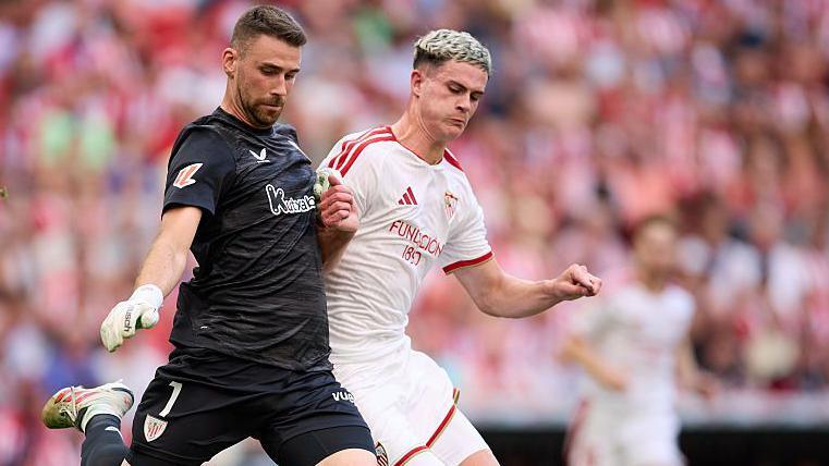 Sevilla's Robbie Ure puts Athletic Club's Unai Simon under pressure