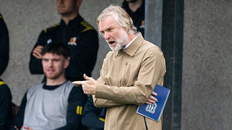 Dundee head coach Steven Pressley at Alloa
