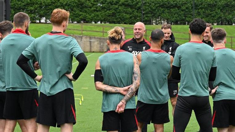 Liverpool head coach Arne Slot addressing his players