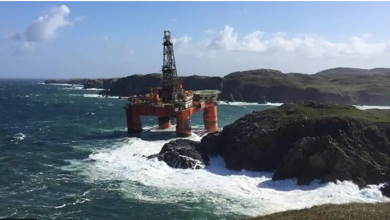 Clàr-ola an Transocean Winner air na creagan ann an Dail Mòr
