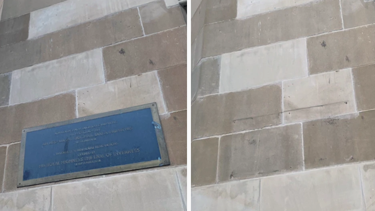 Dealbh air an taobh chlì a' sealltainn a' phlàc a bh' ann a' comharrachadh turas Anndra Mountbatten-Windsor a dh'Inbhir Nis ann an 2018, agus an dealbh air an taobh dheis a thogadh an dèidh mar a chaidh a thoirt air falbh
