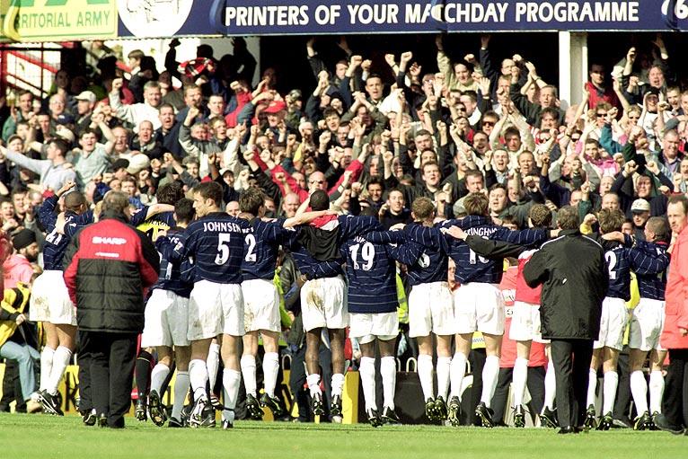 Manchester United win the league in 2000