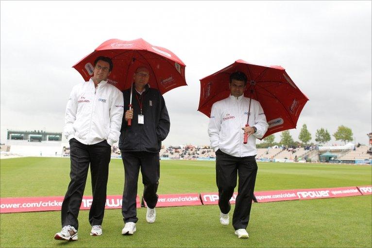 Umpires Rod Tucker and Aleem Dar