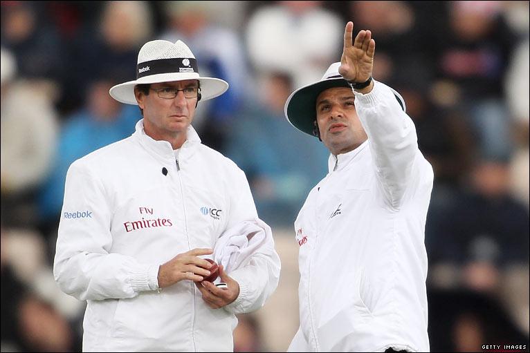 Umpires Rod Tucker and Aleem Dar