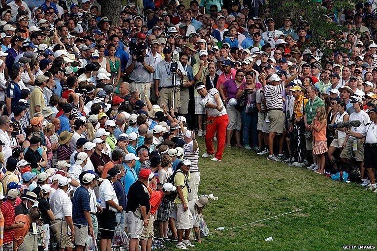 YE Yang hitting his approach to the 18th green