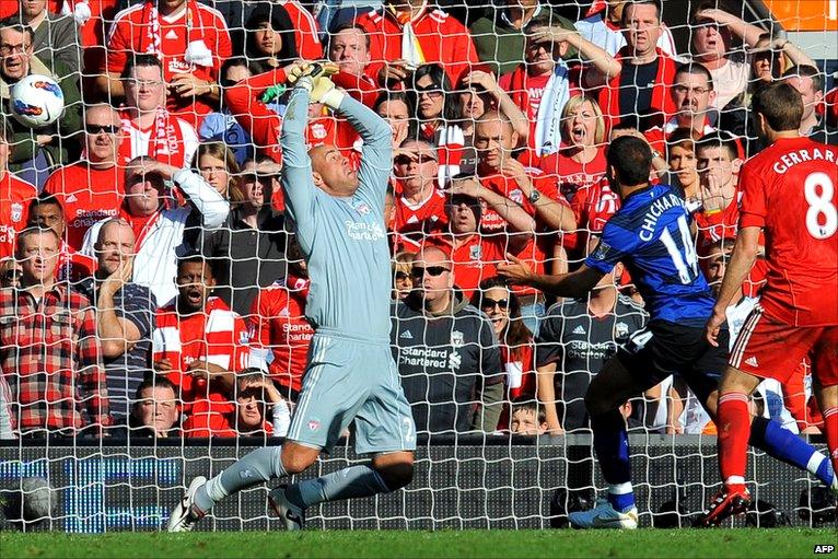 Javier Hernandez scores Manchester United's equaliser