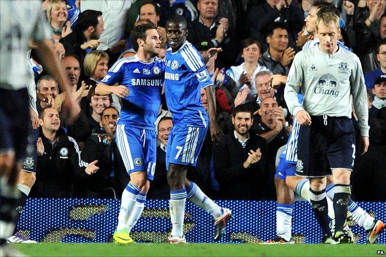 Ramires celebrates with provider Juan Mata