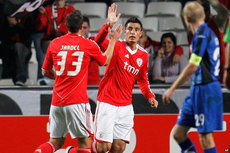 Oscar Cardoza (centre) scores for Benfica against Otelul Galati