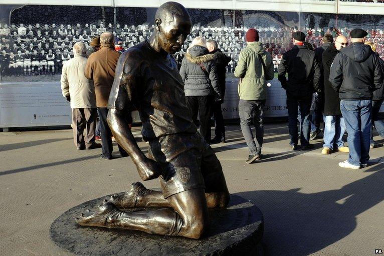 Thierry Henry statue