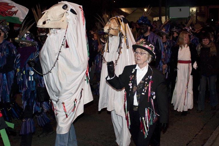 Dwy Fari Lwyd a phrosesiwn yng Nghas-gwent