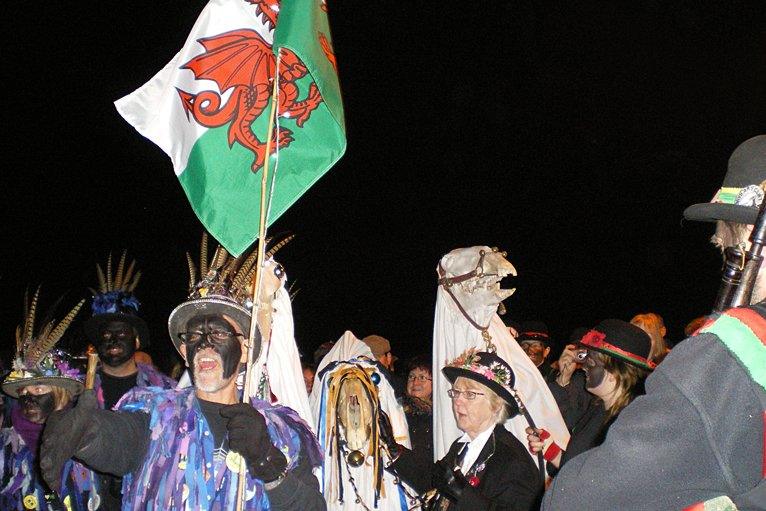 Dawnswyr y Widders ar y bont gyda'r Fari Lwyd