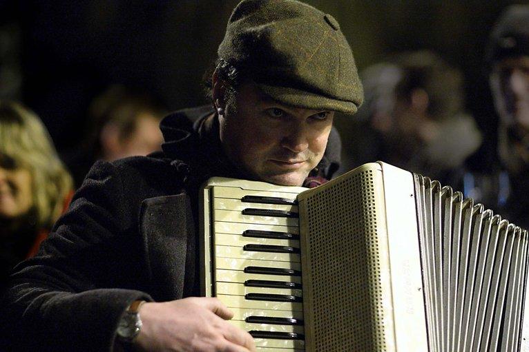 Cerddor yn chwarae'r accordion