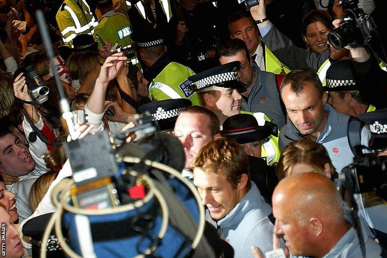 Jonny Wilkinson at Heathrow in 2003