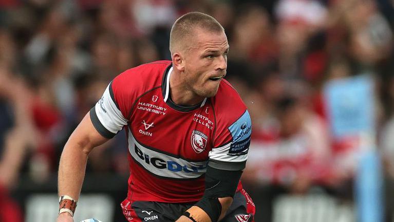 Gareth Anscombe passes the ball for Gloucester