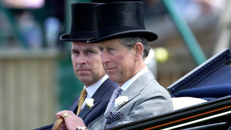 Princi i atëhershëm Andrew dhe Princi Charles me kapele cilindrike në Ascot në vitin 2002