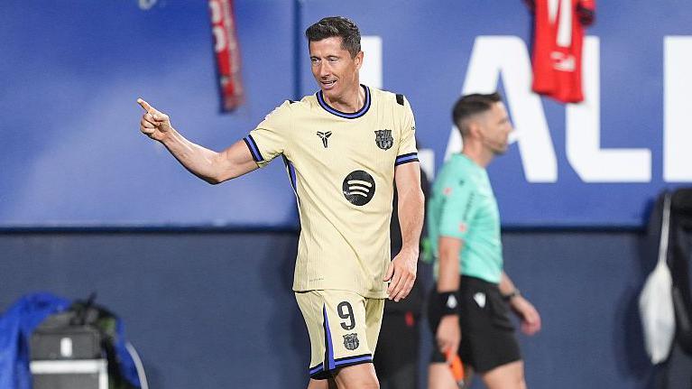 Robert Lewandowski points in celebration