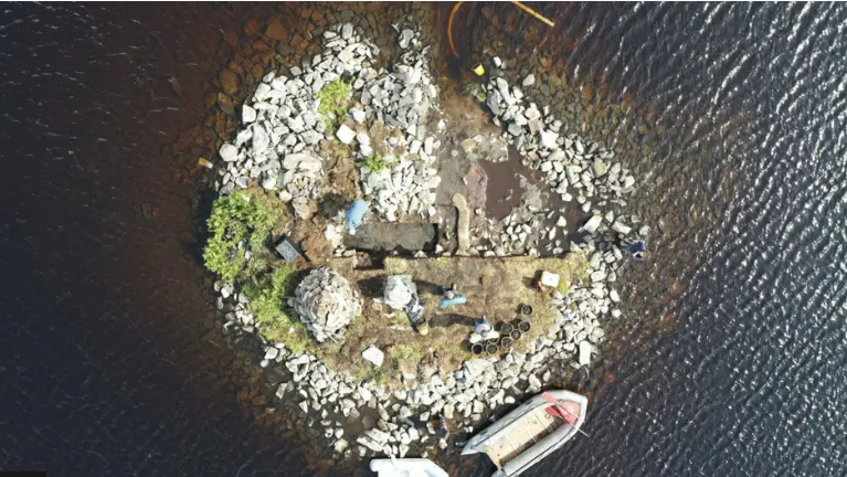 A' coimhead sìos air crannag ann an Loch Borgastail ann an Leòdhas 