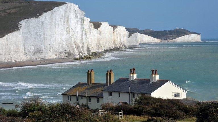 The cottages in front of the Seven Sisters cliffs