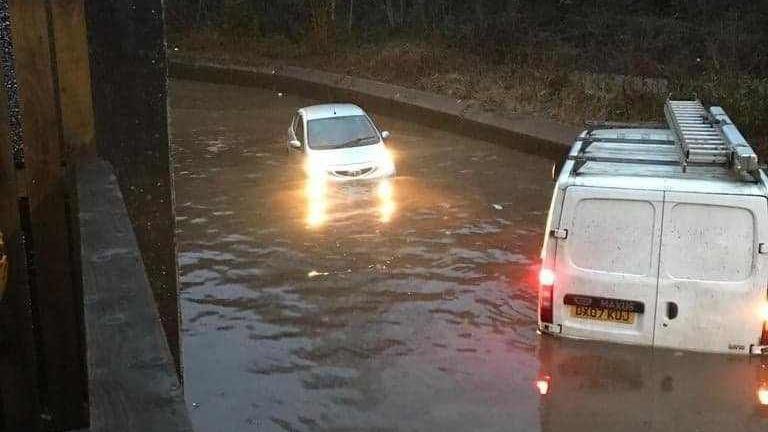 Cerbydau yn arnofio mewn dwr yn Clydach Terrace adeg storm Dennis