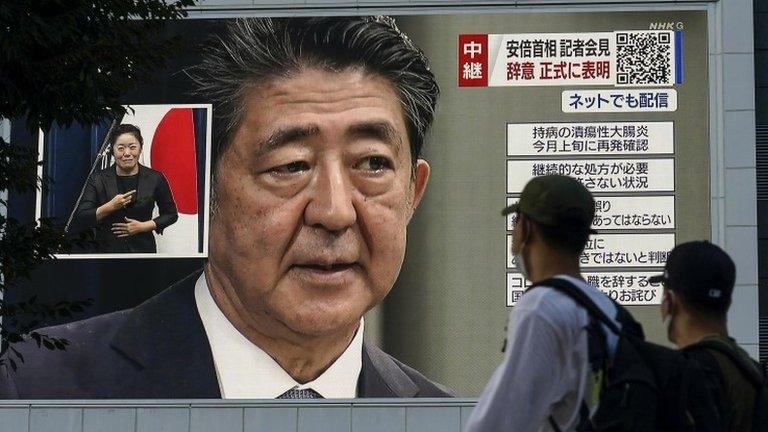 People watch a broadcast of Shinzo Abe's resignation announcement in Tokyo, Japan (28 August 2020)