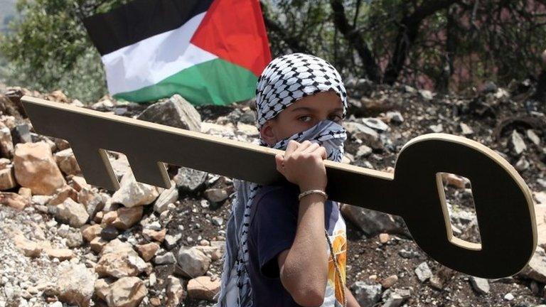 Palestinian boy holds symbolic key in Kfar Qaddum (11/05/18)