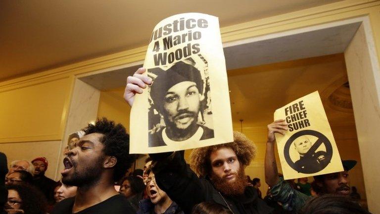 Demonstrators hold pictures of Mario Woods in San Francisco (09 December 2015)