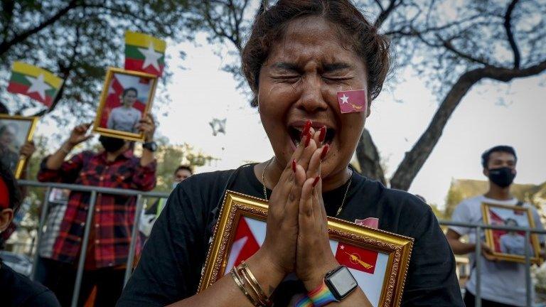 Young protester cries at ceremony to honour victims of crackdown