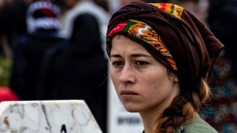 Kurdish woman at funeral of SDF fighters in Ras al-Ain (24/10/19)