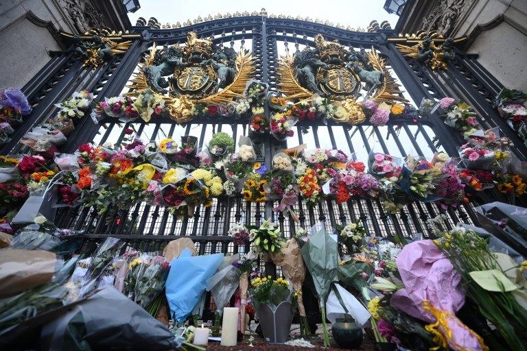 Flowers have been put on the gates of Buckingham Palace