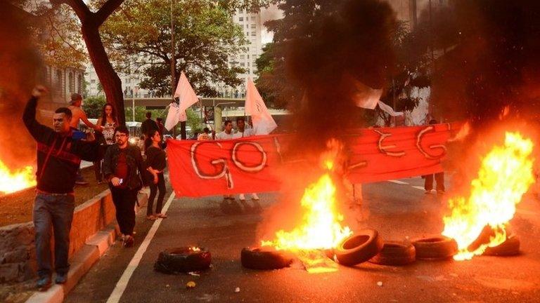 Roadblock in Sao Paulo anti-impeachment protest