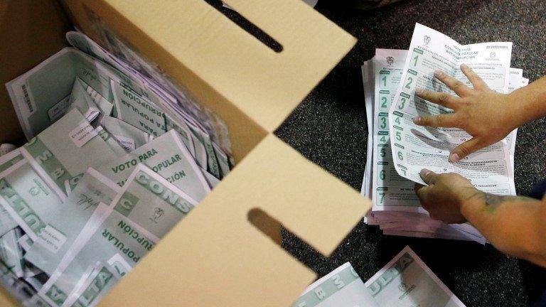 Electoral officials count ballots in the referendum on anti-corruption measures in Bogota (26/08/2018)