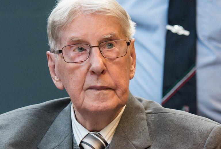 Former SS guard Reinhold Hanning sits in the courtroom to hear his sentencing on 17 June 2016.