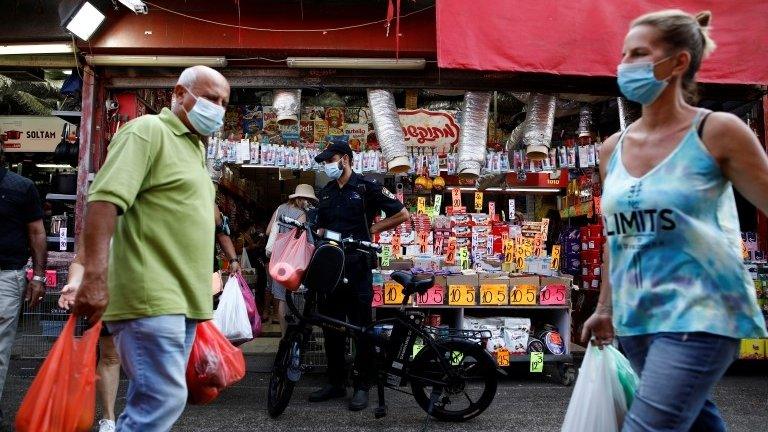 Israelis wearing masks at Carmel market in Tel Aviv (25/09/20)