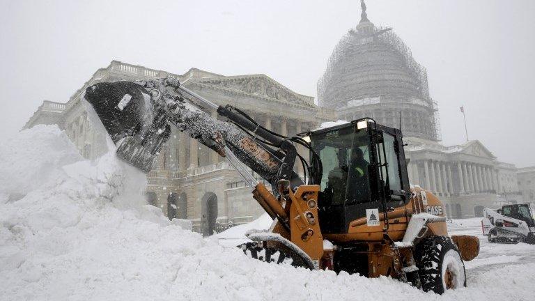 Snow shifting outside the Capitol in Washington DC, 23 January 2016