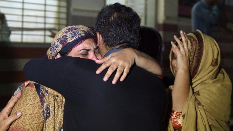 Relatives of someone who died in the heatwave, EDHI morgue in Karachi 21 June 2015