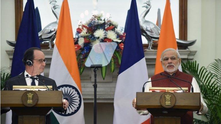 Indian Prime Minister Narendra Modi (L) and French President Francois Hollande take part in a joint press conference in New Delhi on January 25, 2016.