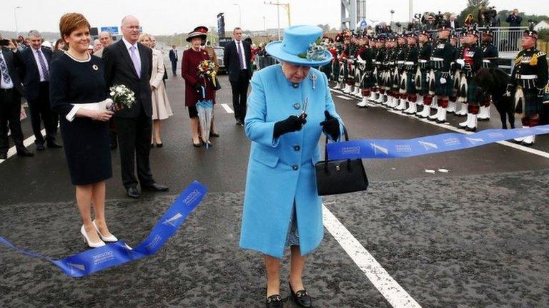 The Queen opens the bridge