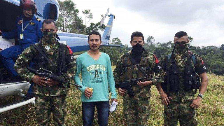 Handout picture released by Cali's Archbishop's Office showing Colombian Army corporal Jair de Jesus Villar Ortiz (2-R) escorted by ELN guerrillas in a rural area between the departments of Antioquia and Bolivar, Colombia on March 20, 2016.