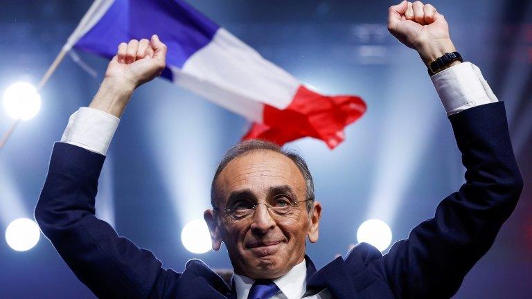 Eric Zemmour raises his fists in the air at a campaign rally, December 2021